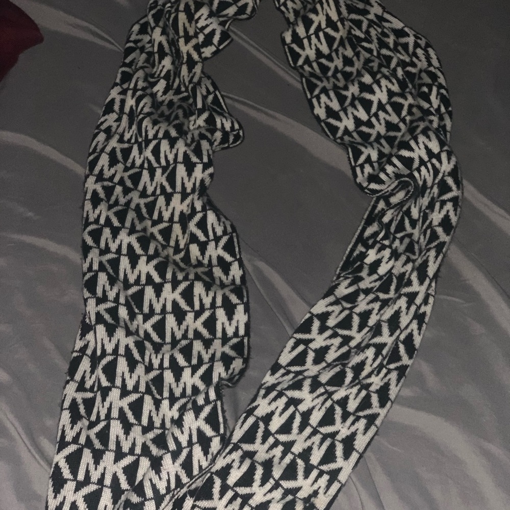 LIKE NEW WOMENS MICHAEL KORS SCARF